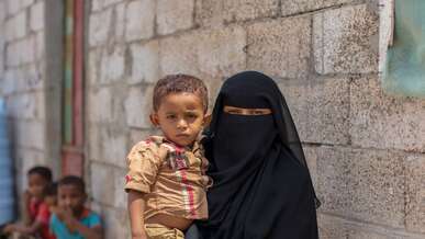 A Yemenese mother and daughter pose for a photo.